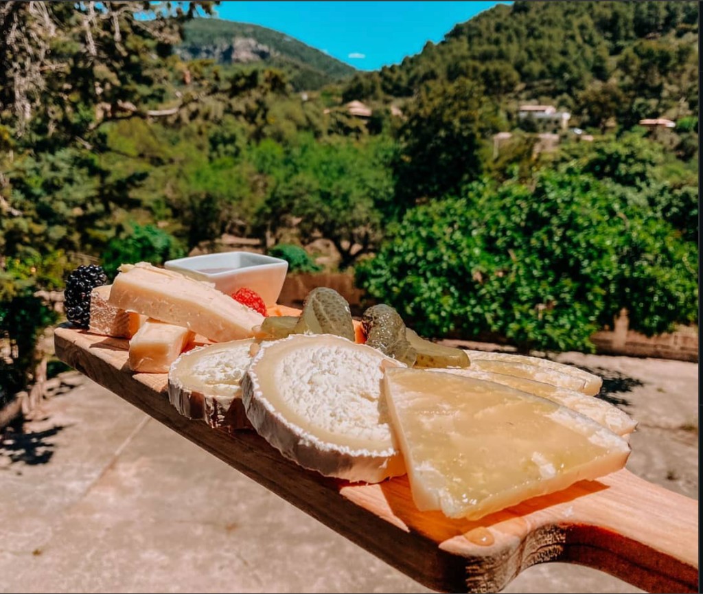 Tabla de quesos con vistas a la Tramuntana