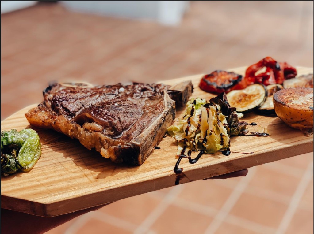 Chuletón a la brasa con guarnición